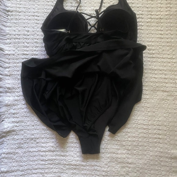 Black 1 Piece Swimsuit w/ Built in Skirt Size 14 - Picture 9 of 13